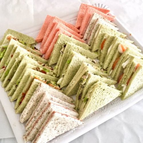 Bandeja de sandwiches variados
